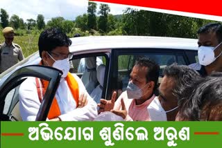 BJP leader stopped the car of minister, minister Aruna sahu in sambalpur, sambalpur Visit, bjp leader complained,  ଅଭିଯୋଗ କଲେ ବିଜେପି ନେତା, ମନ୍ତ୍ରୀଙ୍କ ଗାଡ଼ି ଅଟକାଇ ଅଭିଯୋଗ, ମନ୍ତ୍ରୀ ଅରୁଣ ସାହୁ, ସମ୍ବଲପୁର ଗସ୍ତରେ ମନ୍ତ୍ରୀ ଅରୁଣ ସାହୁ
