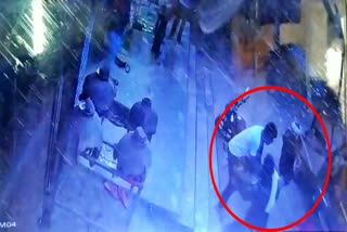 video viral,  Liquor contractor beat up young man