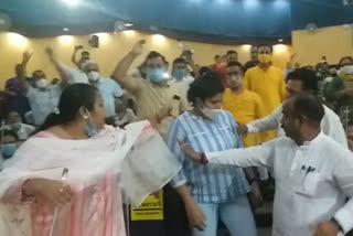 bjp workers created ruckus in corporation meeting in delhi