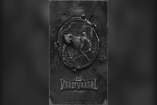 vaadivaasal  vetrimaaran  suriya  vetri maaran shares first look poster suriya starrer vaadivasal  ചരിത്രത്തിന്‍റെയും ധൈര്യത്തിന്‍റെയും അടയാളമായി ജെല്ലിക്കെട്ട്  ജെല്ലിക്കെട്ട്  വെട്രിമാരൻ ചിത്രം വാടിവാസൽ ഫസ്റ്റ് ലുക്ക്  വെട്രിമാരൻ  വാടിവാസൽ  സി.എസ് ചെല്ലപ്പ  സൂര്യ