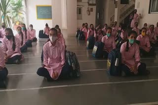Offline School: રાજકોટની યુનિવર્સલ સ્કૂલમાં વિદ્યાર્થીઓ તો આવ્યા પણ શિક્ષકો ગાયબ