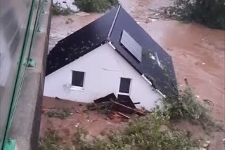 Raging floodwaters carry along house in Germany