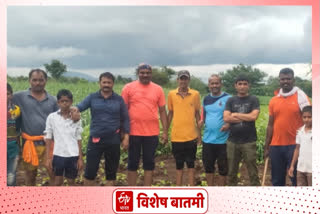 Satara police disguises as agricultural labourers to arrest accused in wai taluka