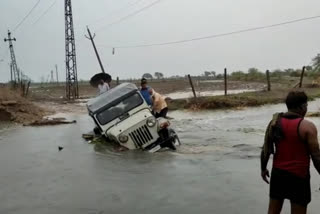 Jeep crashed after heavy rain,झमाझम बारिश के बाद धंसी जीप