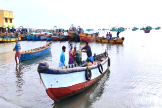 srilankan navy attacked rameshwaram fishermen  rameshwaram fishermen  srilankan navy  ராமேஸ்வரம் மீனவர்களை விரட்டியடித்த இலங்கை கடற்படையினர்  ராமேஸ்வரம் மீனவர்கள்  இலங்கை கடற்படையினர்  ராமநாதபுரம் செய்திகள்  ramanathapuram news  ramanathapuram latest news  ராமநாதபுரம் செய்திகள்