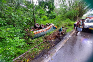 நிலக்கரி பாரம் ஏற்றிச்சென்ற லாரி மழையின் காரணமாக கவிழ்ந்து விபத்து