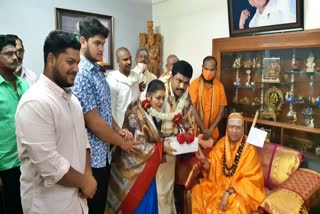 sri-shaila-peeta-swamiji-visits-c-m-bsy-house-in-shimoga