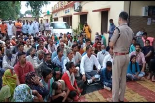 protest-of-villagers-of-bahadarpur-jat-village-in-pathri-police-station