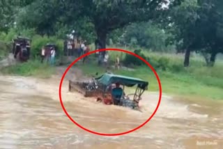 Tractor drifted in the strong current of Malay River in latehar
