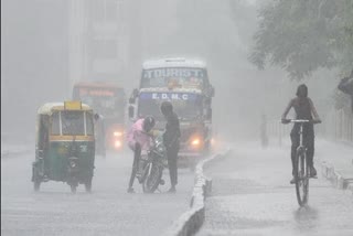 Rain lashes Delhi  Haryana; IMD predicts more rainfall  ഡൽഹിയിൽ കനത്ത മഴ  ഡൽഹി മഴ വാർത്ത  കനത്ത മഴയ്‌ക്ക്‌ സാധ്യത  ഡൽഹിയിൽ കനത്ത മഴ വാർത്ത  rain in delhi  delhi rain  delhi rain news