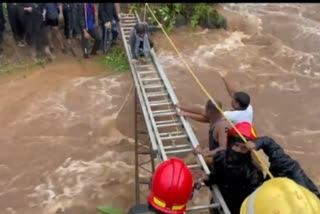 नियम तोडून गेलेल्या 117 पर्यटकांना धबधब्याच्या