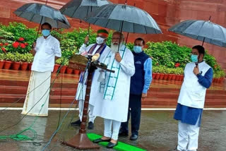 narendra modi holding umbrella in his hand photo viral in social media