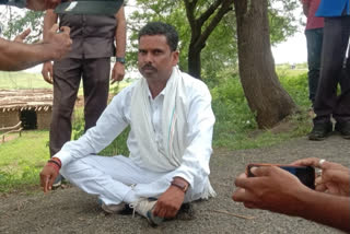 MLA Omkar Singh sitting in front of the convoy of the minister