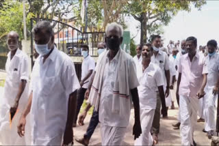 thirukovilur-admk-cadres-protest-in-front-of-mugaiyur-rto-office