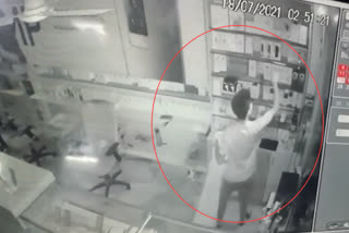 चोरी की वारदात CCTV में कैद