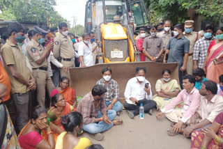 mla vasupalli ganesh ganesh agitation over removal of shops at lakshmi talkies road ad vishaka