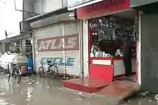 water on the road due to poor drainage system, pedestrian faces difficulties in bareilly