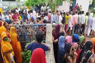 crowd for vaccination