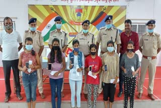 ranchi-police-distributed-smartphones-among-poor-children