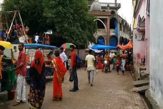 بدایوں:عید کے موقع پر چھوٹے بازاروں میں بچوں کے لیے جھولے لگائے گئے