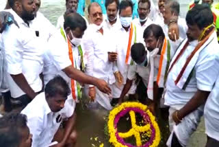 maanjolai labours memmorial day  மாஞ்சோலை தேயிலை தோட்ட தொழிலாளர்களின் நினைவு தினம்  திருநெல்வேலி செய்திகள்  திருநெல்வேலியில் மாஞ்சோலை தேயிலை தோட்ட தொழிலாளர்களின் நினைவு தினம் நடைபெற்றது  நினைவு தினம்  thirunelveli news  thirunelveli latest news  thirunelveli thamirabarani maanjolai labours memmorial day  தாமிரபரணி ஆற்றில் மாஞ்சோலை தேயிலை தோட்ட தொழிலாளர்களின் நினைவு தினம்  தாமிரபரணி  செல்வப்பெருந்தகை