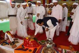 गृह मंत्री नरोत्तम मिश्रा ने नरसिंहपुर पहुंचकर राष्ट्रीय संत रावतपुरा सरकार के किए दर्शन