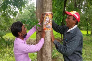 to-save-29-trees-from-being-cut-green-commandos-virender-singh-put-pictures-of-lord-shiva-on-the-trees-in-balod
