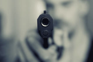 Govt employee shot dead in J-K's Pulwama  Govt employee shot dead in Pulwama  Pulwama killing  Man shot dead in Pulwama  ജമ്മു കശ്‌മീരിൽ അജ്ഞാതരുടെ വെടിയേറ്റ് സർക്കാർ ഉദ്യോഗസ്ഥൻ കൊല്ലപ്പെട്ടു  കൊല്ലപ്പെട്ടു  മനോജ് സിൻഹ  ജമ്മു കശ്‌മീർ ലഫ്റ്റനന്‍റ് ഗവർണർ