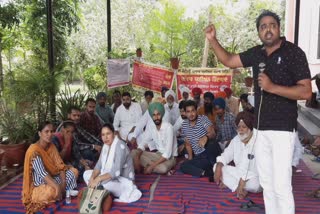 Patwar and Kanungo Union staged a dharna in front of SDM office demanding their release