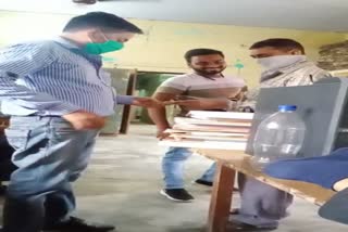 रिश्वत लेते कर्मचारी का वीडियो वायरल.
