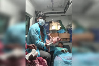 baby delivery in ambulance  thiruvarur baby delivery in ambulance  thiruvarur news  thiruvarur latest news  திருவாரூர் செய்திகள்  திருவாரூரில் ஆம்புலன்ஸிலேயே பெண் குழந்தை பிறந்தது  ஆம்புலன்ஸிலேயே குழந்தை பிறப்பு  திருவாரூரில் ஆம்புலன்ஸிலேயே குழந்தை பிறப்பு  ஆம்புலன்ஸில் பிறந்த குழந்தை  ஆம்புலன்ஸில் பிறந்த பெண் குழந்தை