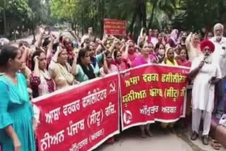 Demonstration by Asha workers in Amritsar also