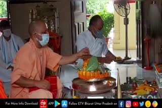 मुख्यमंत्री ने महायोगी गुरु गोरक्षनाथ मंदिर परिसर में किया रुद्राभिषेक