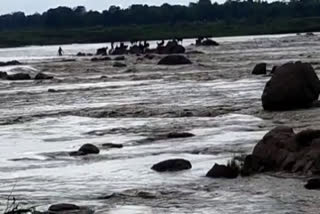 two shepherds trapped in flood