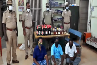 Tasmac  kallakurichi news  kallakurichi latest news  three men arrest for selling liquor in black at kallakurichi  three men arrest for selling liquor in black  selling liquor in black  black liquor  kallakurichi black liquor sale  கள்ளக்குறிச்சி செய்திகள்  குற்றச் செய்திகள்  கள்ளக்குறிச்சியில் கள்ளத்தனமாக மது விற்ற மூவர் கைது  கள்ளத்தனமாக மது விற்ற மூவர் கைது  மது விற்பனை  மதுபானம்