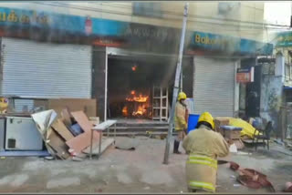 Bakery fire accident  ராமநாதபுரம் செய்திகள்  ராமநாதபுரம் பேக்கரியில் தீ விபத்து  தீ விபத்து  பேக்கரியில் தீ விபத்து  ramanathapuram news  ramanathapuram latest news  fire accident  ramanathapuram fire accident  ramanathapuram bakery fire accident  ramanathapuram bakery fire accident  பேக்கரியில் திடீர் தீ விபத்து