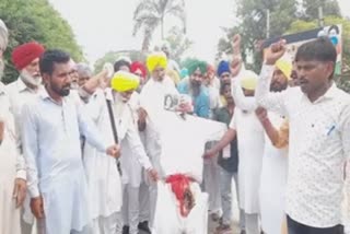 The effigies of Navjot Singh Sidhu and Meenakshi Lekhi were burnt