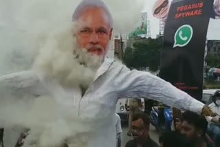 Congress burnt effigy of modi and saha in bhubaneswar
