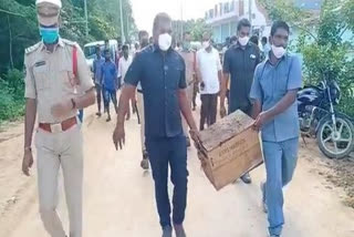 explosives seized in telangana  telangana explosives seized news  telangana explosives news  സ്‌ഫോടകവസ്‌തുക്കൾ പിടിച്ചെടുത്ത് തെലങ്കാന പൊലീസ്  വൻതോതിൽ സ്‌ഫോടകവസ്‌തുക്കൾ പിടിച്ചെടുത്ത് പൊലീസ്  തെലങ്കാന പൊലീസ് വാർത്ത