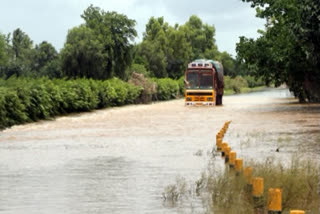 Heavy rains cause extensive waterlogging in Delhi