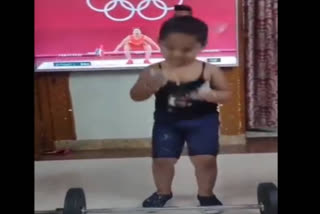 satish-sivalingam-daughter-won-the-hearts-of-people-by-doing-weightlifting-mirabai-chanu-loved-its