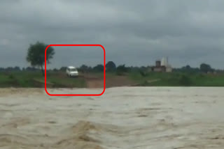 Car stuck on the island between two river bridges in Shivpuri