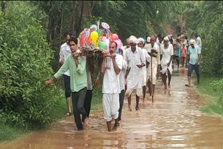 श्मशान की राह में कीचड़