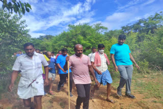 வனப்பகுதியில் நடந்து சென்று மக்களிடம் குறைகேட்பு