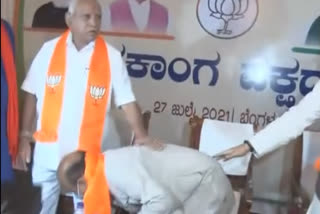 Basavaraj Bommai touches BSY's feet