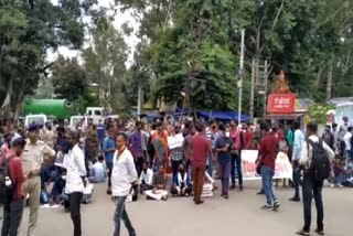 students-on-road-demanding-scholarship-in-ranchi