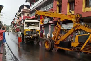 ചരക്ക് ലോറിയും, ടിപ്പർ ലോറിയും കൂട്ടിയിച്ചു  ഒഴിവായത് വൻ അപകടം  Freight lorry and tipper lorry collied  Freight lorry  Nilambur