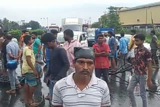 local people block national highway to protest against water logging problem in Uluberia