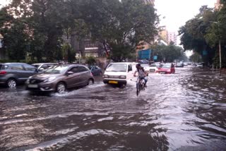 লাগাতার বৃষ্টিতে জলমগ্ন শহর কলকাতা