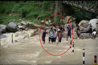 villagers-crossing-booming-gorge-in-uttarkashi